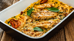 Frango cremoso com espinafre e tomate seco (Imagem: Jacek Chabraszewski | Shutterstock)