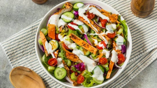 Salada proteica de frango grelhado com legumes (Imagem: Brent Hofacker | Shutterstock)