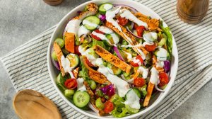 Salada proteica de frango grelhado com legumes (Imagem: Brent Hofacker | Shutterstock)