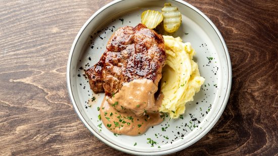 Filé de carne com purê e molho cremoso (Imagem: siamionau pavel | Shutterstock)