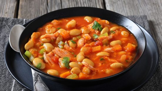Sopa de feijão-branco com frango (Imagem: from my point of view | Shutterstock)