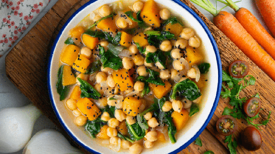 Sopa de grão-de-bico com abóbora e espinafre (Imagem: Lecker Studio | Shutterstock)