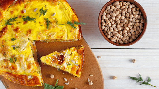 Torta de grão-de-bico com espinafre e lentilha (Imagem: Zulkarnieiev Denis | Shutterstock)