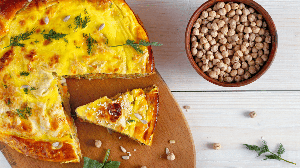 Torta de grão-de-bico com espinafre e lentilha (Imagem: Zulkarnieiev Denis | Shutterstock)