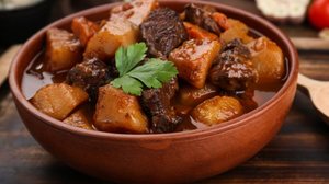 Picadinho de carne com cenoura e batata (Imagem: New Africa | Shutterstock)