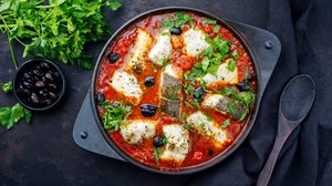 Peixe ao molho de tomate com azeitona (Imagem: hlphoto | Shutterstock)