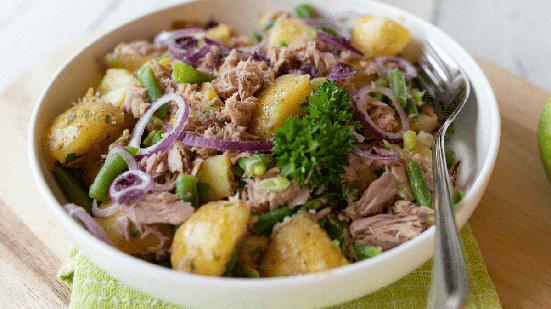 Salada proteica de atum com batata (Imagem: Angelika Heine | Shutterstock)
