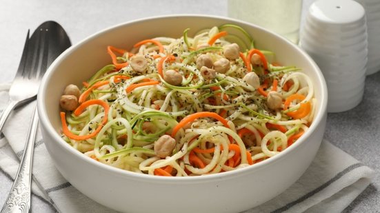 Espaguete de legumes com grão-de-bico (Imagem: New Africa | Shutterstock)