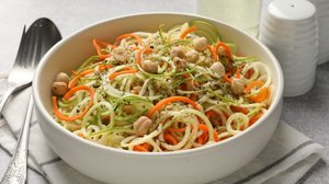 Espaguete de legumes com grão-de-bico (Imagem: New Africa | Shutterstock)