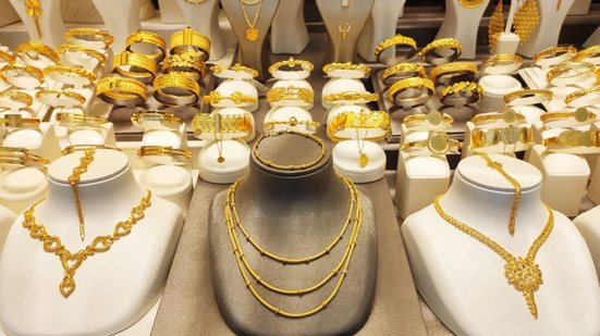 Mudança no comportamento de consumo coloca joias de ouro no centro de decisões mais criteriosas (Imagem: Mari Franz | Shutterstock)