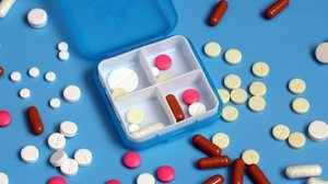 Misturar medicamentos e bebida alcoólica é perigoso para a saúde (Imagem: MaskaRad | Shutterstock)