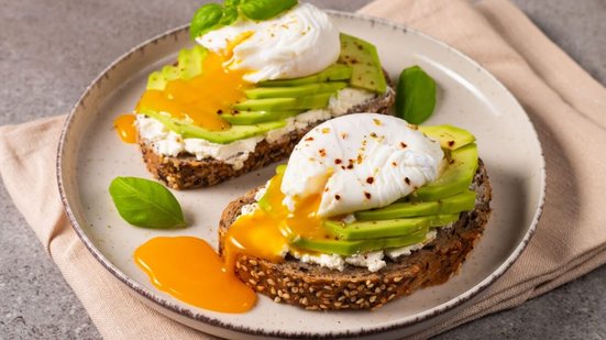 Toast com abacate, creme de ricota e ovo pochê (Imagem: CreatoraLab | Shutterstock)