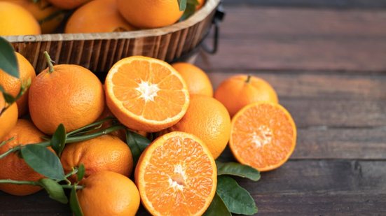 Além de refrescante e versátil, o consumo regular da laranja pode auxiliar na prevenção de doenças e na melhora da qualidade de vida (Imagem: PradaBrown | Shutterstock)