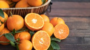Além de refrescante e versátil, o consumo regular da laranja pode auxiliar na prevenção de doenças e na melhora da qualidade de vida (Imagem: PradaBrown | Shutterstock)