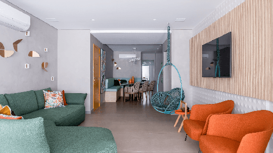 O laranja surge como protagonista ao equilibrar energia e acolhimento nos ambientes (Projeto: Cristiane Schiavoni | Imagem: Rafael Renzo)