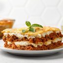 Lasanha à bolonhesa com molho branco (Imagem: Maria Tebriaeva | Shutterstock)