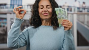 Na lei da atração, a manifestação de desejos depende do alinhamento entre energia, intenção e vibração (Imagem: Krakenimages.com | Shutterstock)