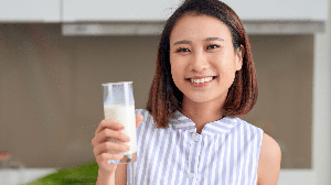 O leite reúne nutrientes importantes e pode fazer parte de uma alimentação equilibrada (Imagem: Makistock | Shutterstock)