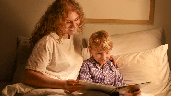 A leitura antes de dormir pode fortalecer os vínculos familiares e estimular o interesse pelos livros (Imagem: Pixel-Shot | Shutterstock)