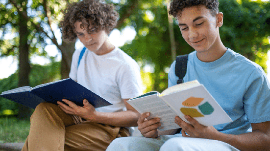 Ler por interesse próprio ajuda os jovens a ampliar o repertório e o gosto pela literatura (Imagem: Dmytro Zinkevych | Shutterstock)