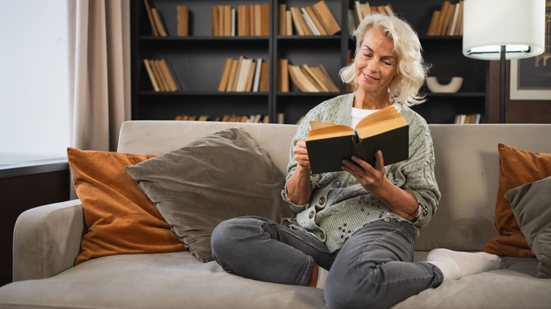 A leitura pode ser uma grande aliada no envelhecimento saudável (Imagem: Julia Zavalishina | Shutterstock)