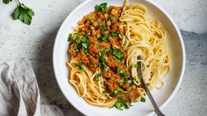 Espaguete ao molho de lentilha (Imagem: Nina Firsova | Shutterstock)