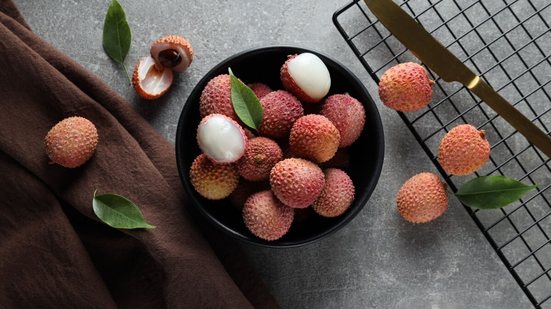 A lichia é uma fruta que favorece a saúde e oferece leveza e frescor aos pratos natalinos (Imagem: AtlasStudio | Shutterstock)