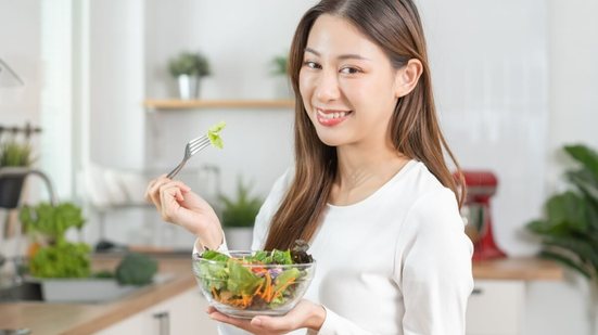 Apesar de não existir uma dieta capaz de curar a condição, a alimentação pode ser uma aliada no controle dos sintomas (Imagem: Kmpzzz | Shutterstock)