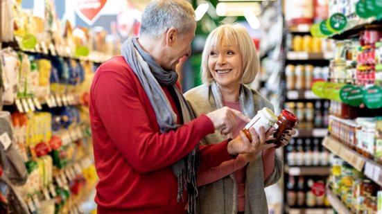 O que vai para o carrinho do supermercado pode ter impacto direto na energia, na imunidade e até na prevenção de doenças crônicas (Imagem: Prostock-studio | Shutterstock)