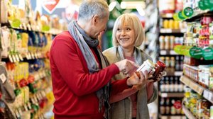 O que vai para o carrinho do supermercado pode ter impacto direto na energia, na imunidade e até na prevenção de doenças crônicas (Imagem: Prostock-studio | Shutterstock)