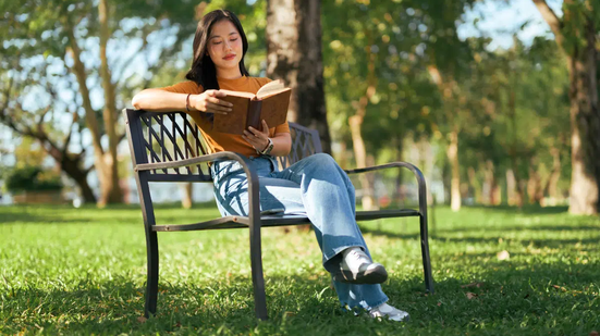 Livros fazem da finitude não apenas um tema, mas um ponto de partida para refletir sobre o próprio sentido de estar vivo (Imagem: Asian Isolated | Shutterstock)