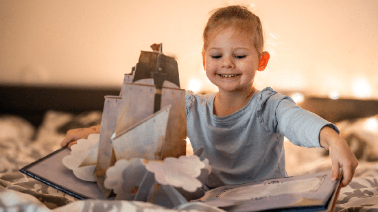 Em meio ao excesso de telas, livros que viram brinquedos estimulam a imaginação (Imagem: Tatiana Diuvbanova | Shutterstock)