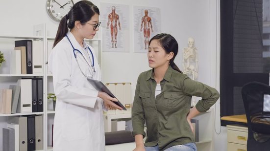 A lombalgia pode ter várias causas e merece atenção (Imagem: PRPicturesProduction | Shutterstock)