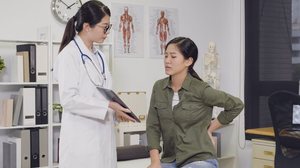 A lombalgia pode ter várias causas e merece atenção (Imagem: PRPicturesProduction | Shutterstock)