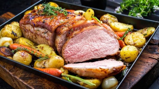 Lombo assado com batata e cenoura (Imagem: hlphoto | Shutterstock)