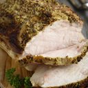 Lombo assado com crosta crocante de ervas e castanha-de-caju (Imagem: MariaKovaleva | Shutterstock)