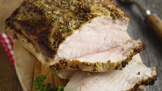 Lombo assado com crosta crocante de ervas e castanha-de-caju (Imagem: MariaKovaleva | Shutterstock)