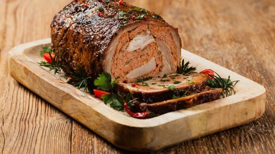 Lombo recheado com bacon e carne moída suína (Imagem: gkrphoto | Shutterstock)