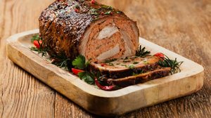 Lombo recheado com bacon e carne moída suína (Imagem: gkrphoto | Shutterstock)