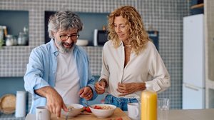 Escolhas alimentares mais conscientes ajudam a sustentar o corpo diante das mudanças naturais da idade (Imagem: pics five | Shutterstock)