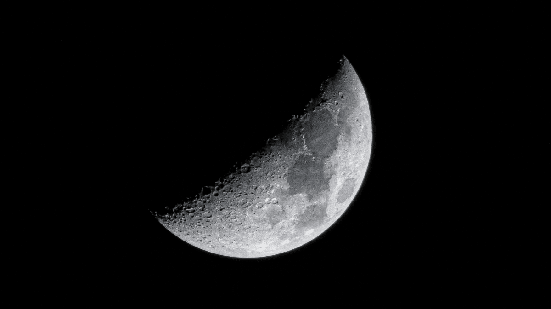 A Lua está na fase Crescente nesta quinta-feira, antes de um eclipse lunar parcial (Imagem: Ahmad Tbakhie | Shutterstock)