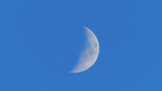 A redução gradual da luminosidade torna a Lua Minguante uma das melhores fases para observar seu relevo (Imagem: FotografiaCero | Shutterstock)