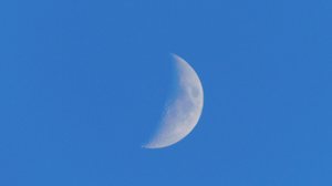 A redução gradual da luminosidade torna a Lua Minguante uma das melhores fases para observar seu relevo (Imagem: FotografiaCero | Shutterstock)