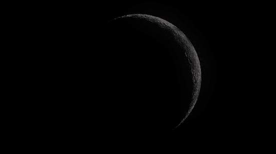 A Lua Nova é a primeira das quatro principais fases do ciclo lunar e é caracterizada pela baixa visibilidade do astro no céu (Imagem: Yury Kirichenko | Shutterstock)