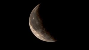 Nesta segunda-feira, a Lua entrou na fase crescente (Imagem: Malgorzata_tat | Shutterstock)