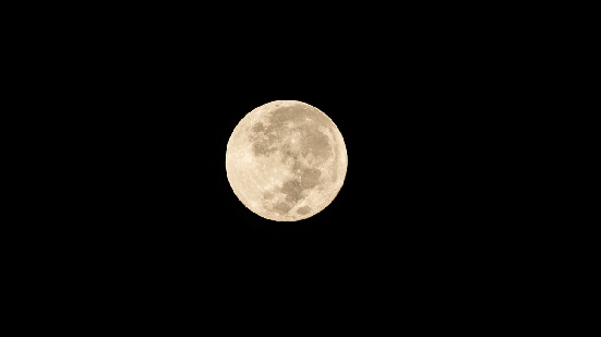 Redonda e brilhante, a Lua Cheia pode ser admirada a olho nu, sem telescópio (Imagem: Bruno Martins Imagens | Shutterstock)