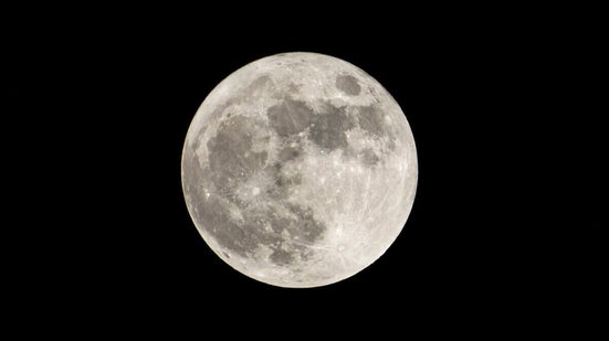 Com cerca de 86% da superfície iluminada, a Lua ainda se destaca no céu (Imagem: Fernando Astasio Avila | Shutterstock)