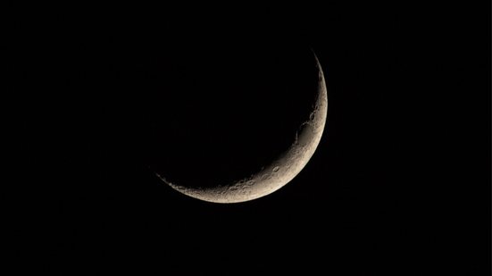 Durante a Lua Minguante, alguns signos sentem tudo de forma mais profunda, o que pode deixar o emocional mais sensível e abalado (Imagem: MaciejSzewczykFoto | Shutterstock)