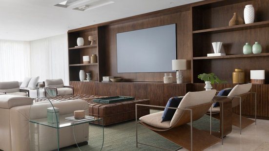 A madeira escura confere sofisticação e elegância à decoração (Imagem: Carolina Mossin | Projeto: Frezza & Figueiredo Arquitetura e Interiores)