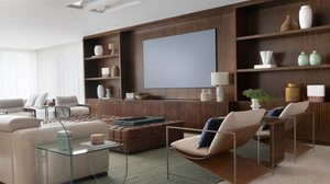 A madeira escura confere sofisticação e elegância à decoração (Imagem: Carolina Mossin | Projeto: Frezza & Figueiredo Arquitetura e Interiores)